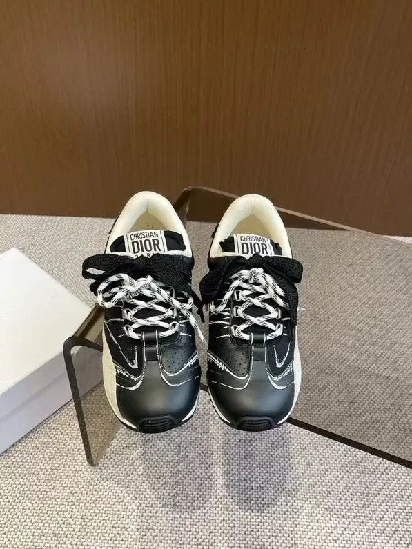 👟👟Ex-factory price 620👟👟 Dior sketch Dior spring and summer catwalk style graffiti sketch moral training shoes Forrest shoes. Original development. The most photographed item in the 25ss spring and summer show. This pair of shoes has changed the single design style of Forrest shoes in the previous impression. It retains the original shape. The details are very in line with the current fashion trend, but it also incorporates the manager's new understanding and retro feelings for Forrest shoes. The overall feeling is brand new. The material is a bit matte leather, full of retro style. It looks very high-end. The feeling on the foot is very convex. The upper foot is really good-looking and versatile. It can be worn with any style of clothes, pants and skirts. It looks good on anyone. Original combination outsole Size: 35-45